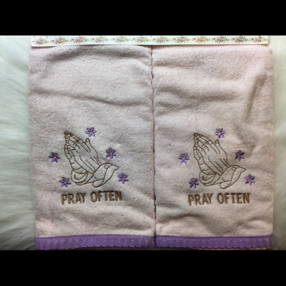 NWT Embroidered Hand Towel Set